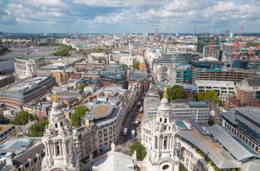 Londra, İngiltere - 9 Ağustos 2014 Londra görünümü. Şehir Londra'nın önde gelen bir küresel finans merkezleri. St. Paul Katedrali görüntülemek