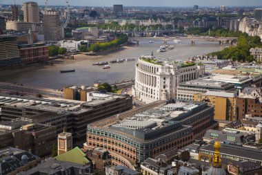 Londra, İngiltere - 9 Ağustos 2014 Londra görünümü. Şehir Londra'nın önde gelen bir küresel finans merkezleri. St. Paul Katedrali görüntülemek