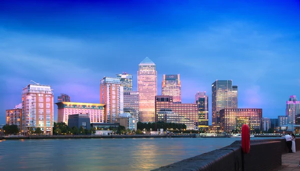 ЛОНДОН, Великобритания - 17 ОКТЯБРЯ 2014 г.: Ночные огни в деловом и банковском районе Кэнэри Уорф — стоковое фото