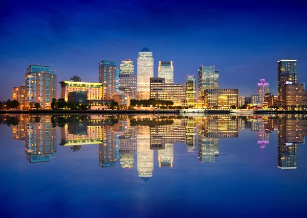 Londýn, Canary Wharf obchodní a bankovní čtvrti noční světla — Stock fotografie