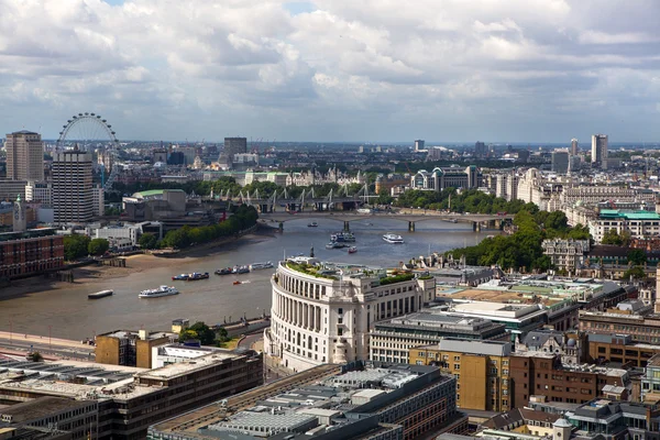 ロンドン、イギリス - 2014 年 8 月 9 日ロンドン ビュー。ロンドンの市内有数のグローバルな金融のセンターします。聖 Paul 大聖堂からの眺め — ストック写真