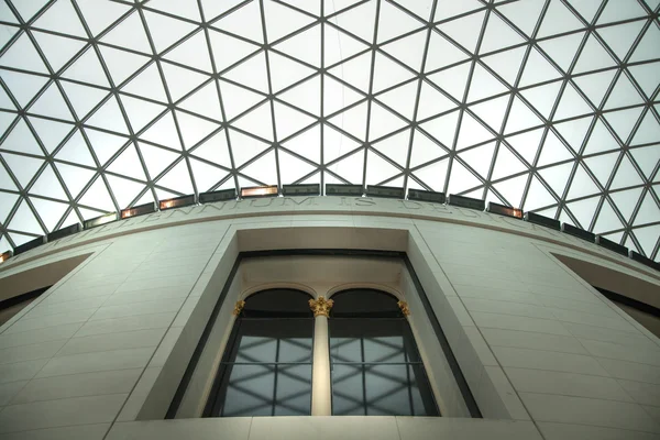 LONDRES, Reino Unido - 30 DE NOVIEMBRE DE 2014: Interior del museo británico de la sala principal con edificio de biblioteca en el patio interior — Foto de Stock