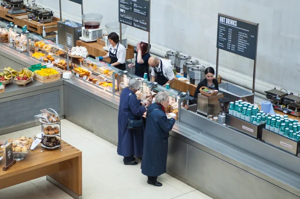 London, Verenigd Koninkrijk - 30 November 2014: British museum interieur van de grote zaal met café in een binnenplaats — Stockfoto