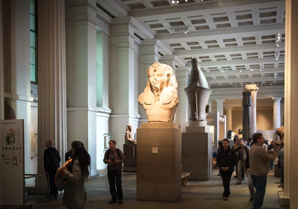 London, Velká Británie - 30 listopadu 2014: Britské muzeum Egyptské sochařství hall, faraon Jarmila — Stock fotografie