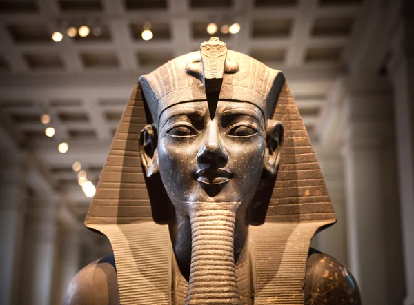 London, Verenigd Koninkrijk - 30 November 2014: British museum Egyptische sculptuur hall, farao Rameses — Stockfoto