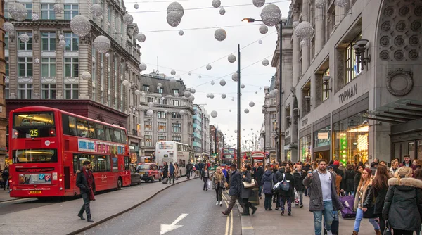 LONDON, UK - NOVEMBER 30, 2014: Regent street, Oxford circus with lots of pedestrians and cars, taxis on the road. — Stock Photo, Image