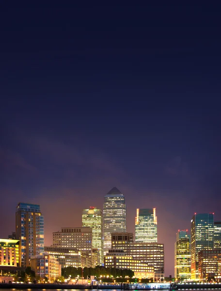 LONDRES, Reino Unido - 17 de octubre de 2014: Luces nocturnas del distrito comercial y bancario de Canary Wharf — Foto de Stock