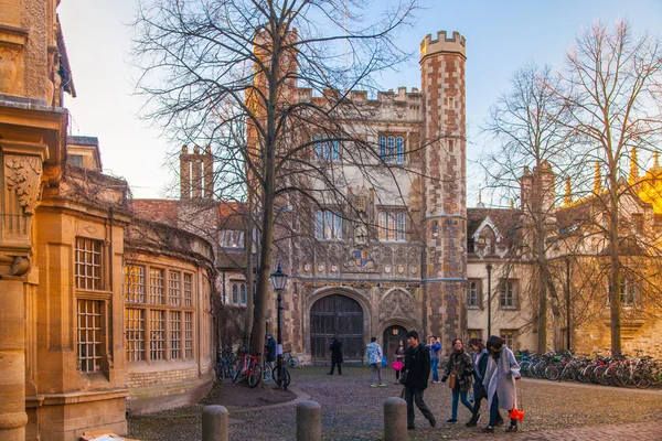 英国剑桥-2015 年 1 月 18 日: 三位一体街与三位一体学院旧建筑视图 — 图库照片