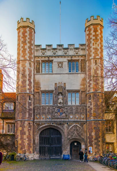 CAMBRIDGE, Regno Unito - 18 GENNAIO 2015: Trinity street con vista sui vecchi edifici del Trinity College — Foto Stock