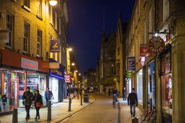 CAMBRIDGE, Reino Unido - 18 DE ENERO DE 2015: Paso del Rey en la noche — Foto de Stock