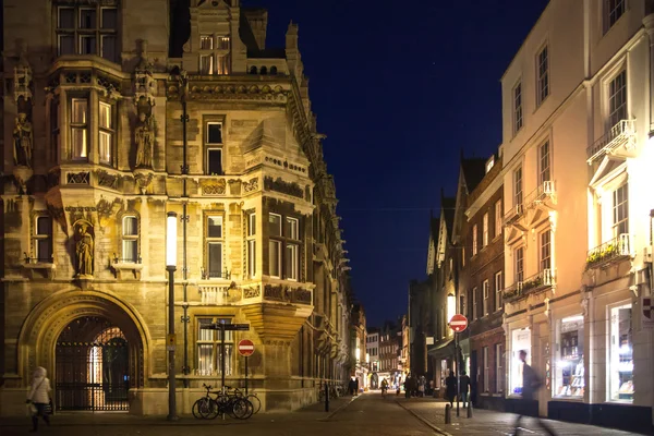 CAMBRIDGE, Regno Unito - 18 GENNAIO 2015: Il passaggio del Re nella notte — Foto Stock