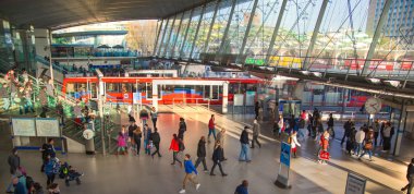 Stratford Uluslararası Tren, metro ve otobüs istasyonu, Londra ve İngiltere'de en büyük taşıma kavşak biri. Londra