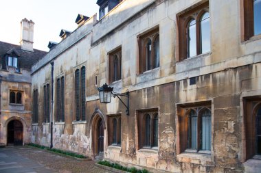 Cambridge, İngiltere - 18 Ocak 2015: Pembroke college, Cambridge Üniversitesi'nde. Kilise ile iç avlu