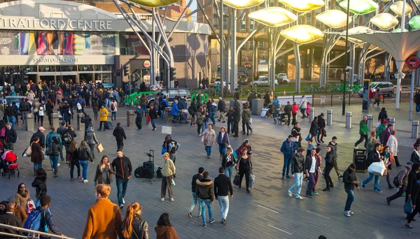 Estación internacional de trenes, metro y autobuses de Stratford, una de las mayores conexiones de transporte de Londres y el Reino Unido. Londres — Foto de Stock