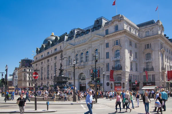 LONDRES, Reino Unido - 14 de maio de 2014: Pessoas e tráfego em Piccadilly Circus, Londres. Local famoso para datas românticas.Square foi construído em 1819 para se juntar à Regent Street — Fotografia de Stock