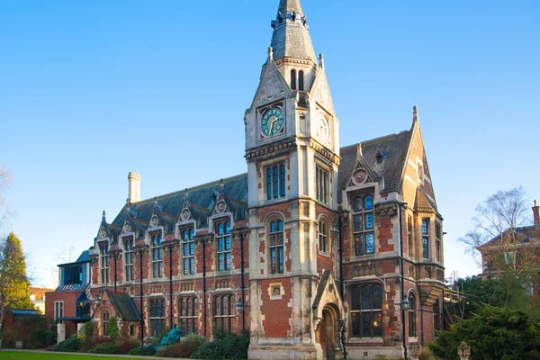 Cambridge, Verenigd Koninkrijk - 18 januari 2015: Pembroke college, Universiteit van Cambridge. De binnenplaats met kerk — Stockfoto