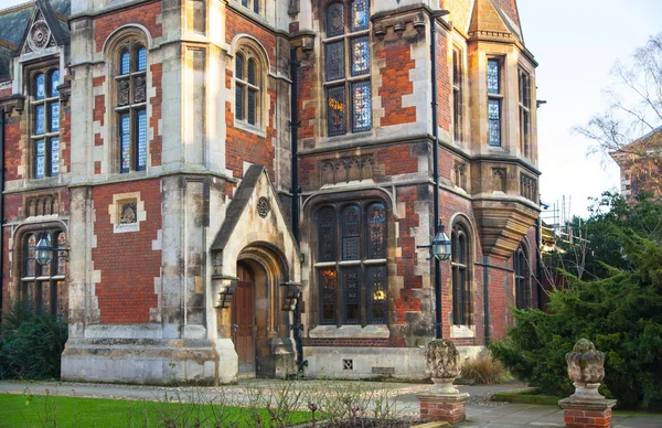 Cambridge, İngiltere - 18 Ocak 2015: Pembroke college, Cambridge Üniversitesi'nde. Kilise ile iç avlu — Stok fotoğraf