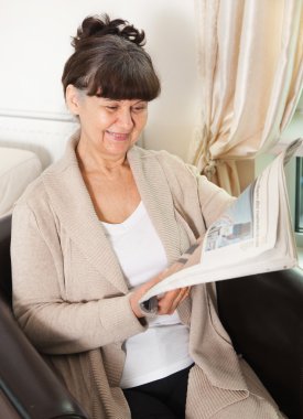 Emeklilik Yaş iyi görünümlü kadın tablet üzerinde arama