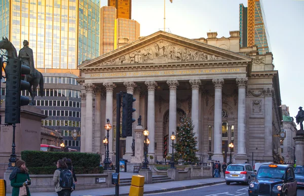 LONDRES, Reino Unido - 19 DE DICIEMBRE DE 2014: Edificio Royal Exchange en puesta de sol y plaza con mucha gente de oficina pasando por la calle Bank . — Foto de Stock