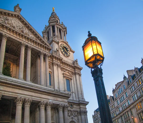 London, Storbritannien - 19 December 2014: City of London. St. Paul katedralen i skymning. — Stockfoto