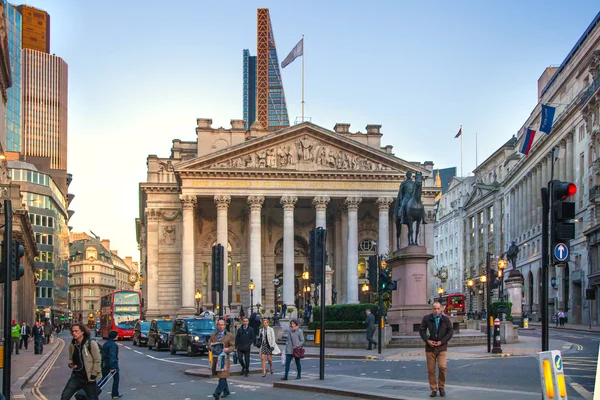 ロンドン、イギリス - 2014 年 12 月 19 日: 王立証券取引所銀行通りを通過にオフィスの人々 のたくさんの太陽とスクエアの建物. — ストック写真