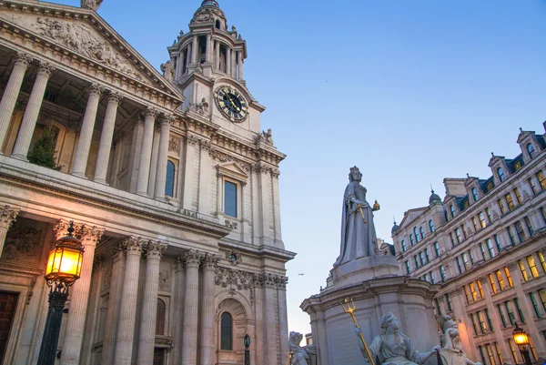 Londra, İngiltere - 19 Aralık 2014: City of London. Dusk St. Paul Katedrali. — Stok fotoğraf