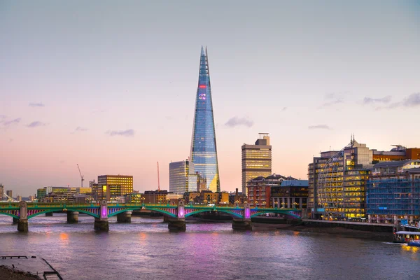 LONDRA, Regno Unito - 19 DICEMBRE 2014: Frammento di vetro nel crepuscolo. City of London business aria. Tamigi vista dal ponte — Foto Stock