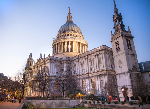런던, 영국-2014 년 12 월 19 일: 런던의 도시. 황혼에 St. Paul 대성당. — 스톡 사진