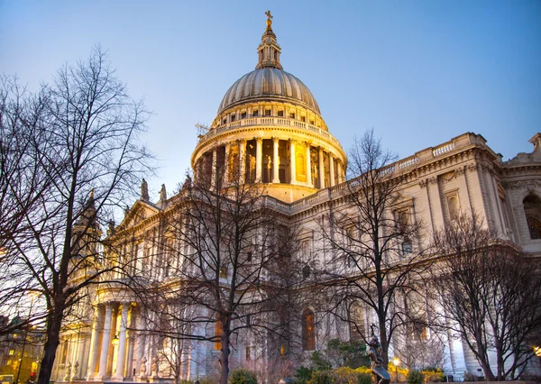 LONDON, UK - DECEMBER 19, 2014: City of London. St. Paul cathedral in dusk. — Stock Photo, Image