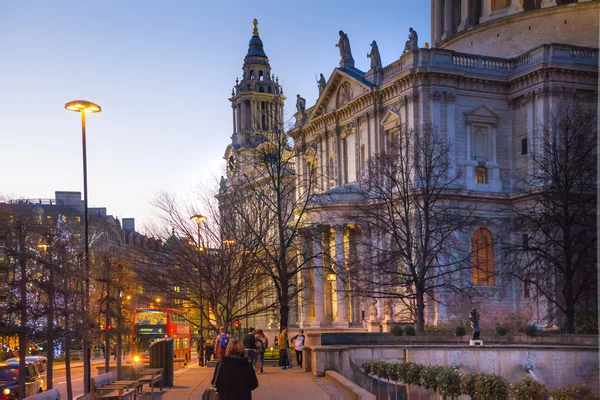 LONDRES, Reino Unido - 19 de diciembre de 2014: City of London. Catedral de San Pablo al atardecer y autobús doble británico rojo en la parada de autobús. Gente caminando por la catedral —  Fotos de Stock
