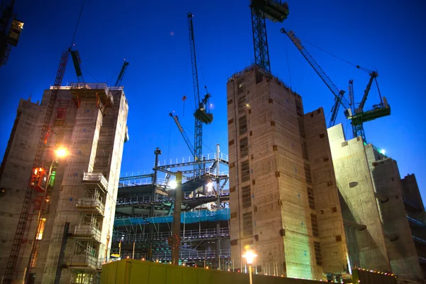 LONDRES, ROYAUME-UNI - 19 DÉCEMBRE 2014 : Site de construction avec grues dans l'entreprise City of London. Nouveau développement à côté de la banque d'Angleterre. Vue de nuit — Photo