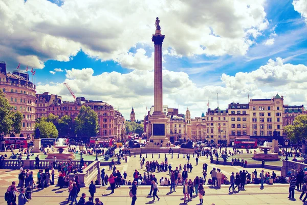 London, İngiltere - 14 Nisan 2014 Milli Galeri ve trafalgar Meydanı'na çok turist ile — Stok fotoğraf