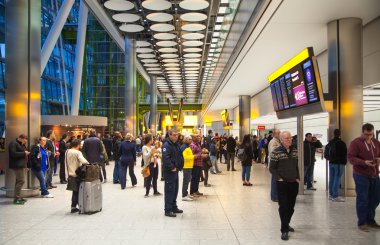 Londra, İngiltere - 28 Mart 2015: İç Heathrow Havaalanı Terminal 5. Uluslararası gelen yolcu. Gezginler kadar almak için bekleyenler