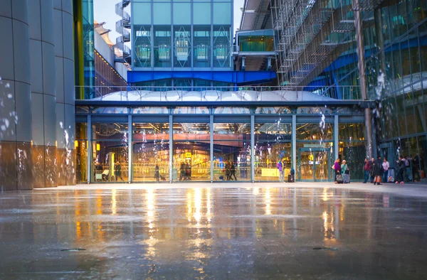 LONDRES, Reino Unido - 28 DE MARZO DE 2015: Aeropuerto de Heathrow Terminal 5 nueva plaza con fuentes y suelo húmedo reflejado . — Foto de Stock