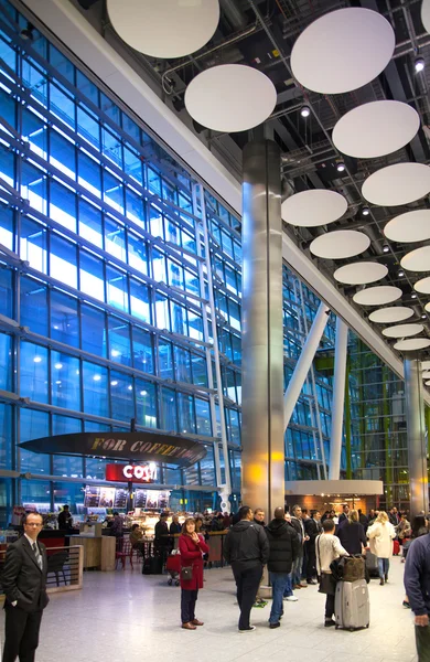 LONDON, UK -  MARCH 28, 2015: Inside Heathrow Airport Terminal 5. International arrivals. People waiting to pick up travellers — Stock Photo, Image