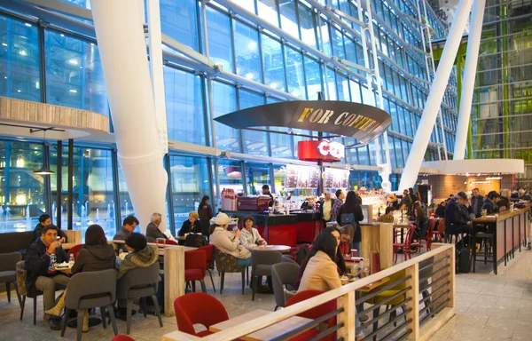 Londra, İngiltere - 28 Mart 2015: Heathrow Havaalanı Terminal 5. Cafe ve gelenler için bekleyenler