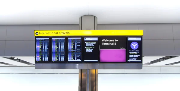 LONDON, UK -  MARCH 28, 2015: Heathrow airport Terminal 5. Information board international arrivals — Stock Photo, Image