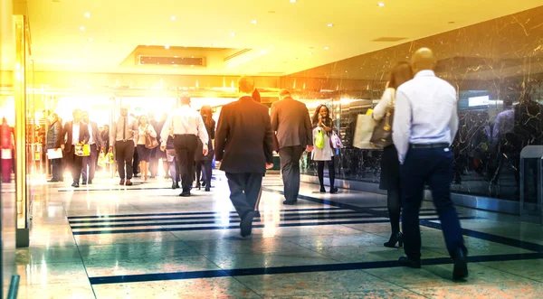 La gente de negocios se mueve borrosa. Gente caminando en hora punta. Concepto de negocio y vida moderna — Foto de Stock