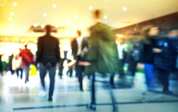 İş adamları hareket bulanıklığı. İnsanlar acele saat içinde yürürken, insanlar. İş ve modern yaşam kavramı