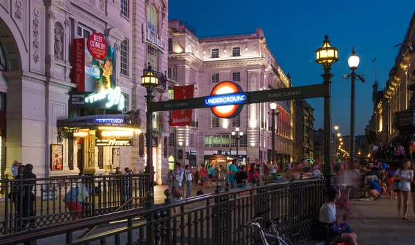 LONDON, UK - AUGUST 22, 2014: Piccadilly Circus in night. Famous place for romantic dates. Square was built in 1819 to join of Regent Street — Stock Photo, Image