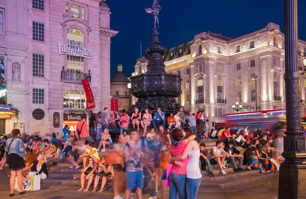 LONDON, UK - AUGUST 22, 2014: Piccadilly Circus in night. Famous place for romantic dates. Square was built in 1819 to join of Regent Street — Stock Photo, Image