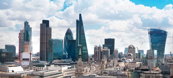 LONDON, UK - AUGUST 16, 2014: city of London view from river Thames. Modern London architecture — Stock Photo, Image