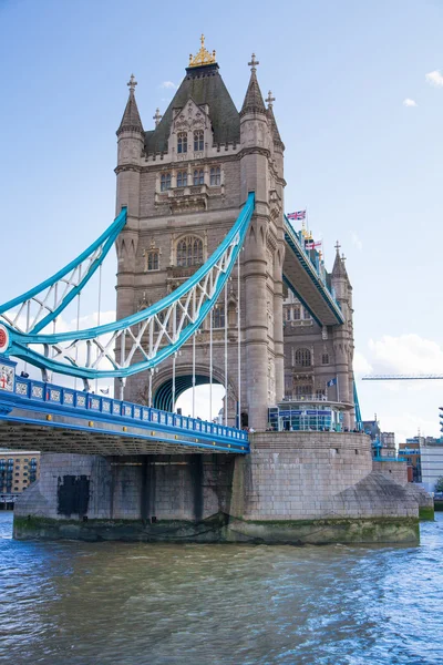 LONDRA, Regno Unito - 16 AGOSTO 2014: Tower bridge e Tamigi Passeggiata lungo la riva sud . — Foto Stock