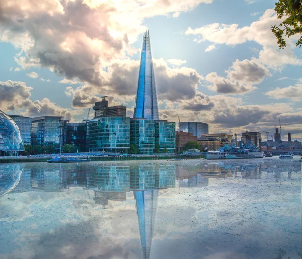 LONDRES, Reino Unido - 16 de agosto de 2014: Fragmento de vidrio en el río Támesis. Arquitectura moderna de Londres — Foto de Stock