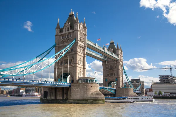 Londýn, Velká Británie - 16 srpna 2014: Tower bridge a Řeka Temže jižní banky chůze. — Stock fotografie