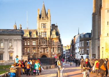 Cambridge, İngiltere - 18 Ocak 2015: Kral'ın geçiş, eski Cambridge ana cadde. Tarihi binalar