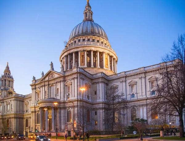 LONDON, UK - DECEMBER 19, 2014: City of London. St. Paul cathedral in dusk. — Stock Photo, Image