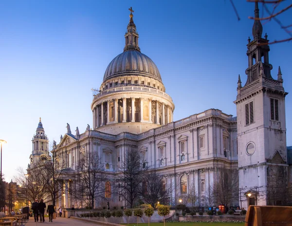 ロンドン、イギリス - 2014 年 12 月 19 日: ロンドン市。夕暮れの聖 Paul 大聖堂. — ストック写真