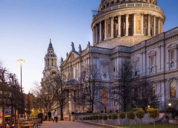 LONDRA, Regno Unito - 19 DICEMBRE 2014: City of London. Cattedrale di San Paolo al tramonto . — Foto Stock