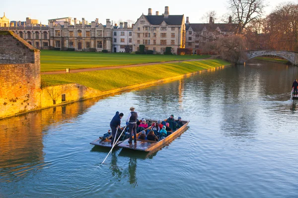 Cambridge, Verenigd Koninkrijk - 18 januari 2015: Rivier de Cam en toeristische boot in prachtige zonsondergang — Stockfoto